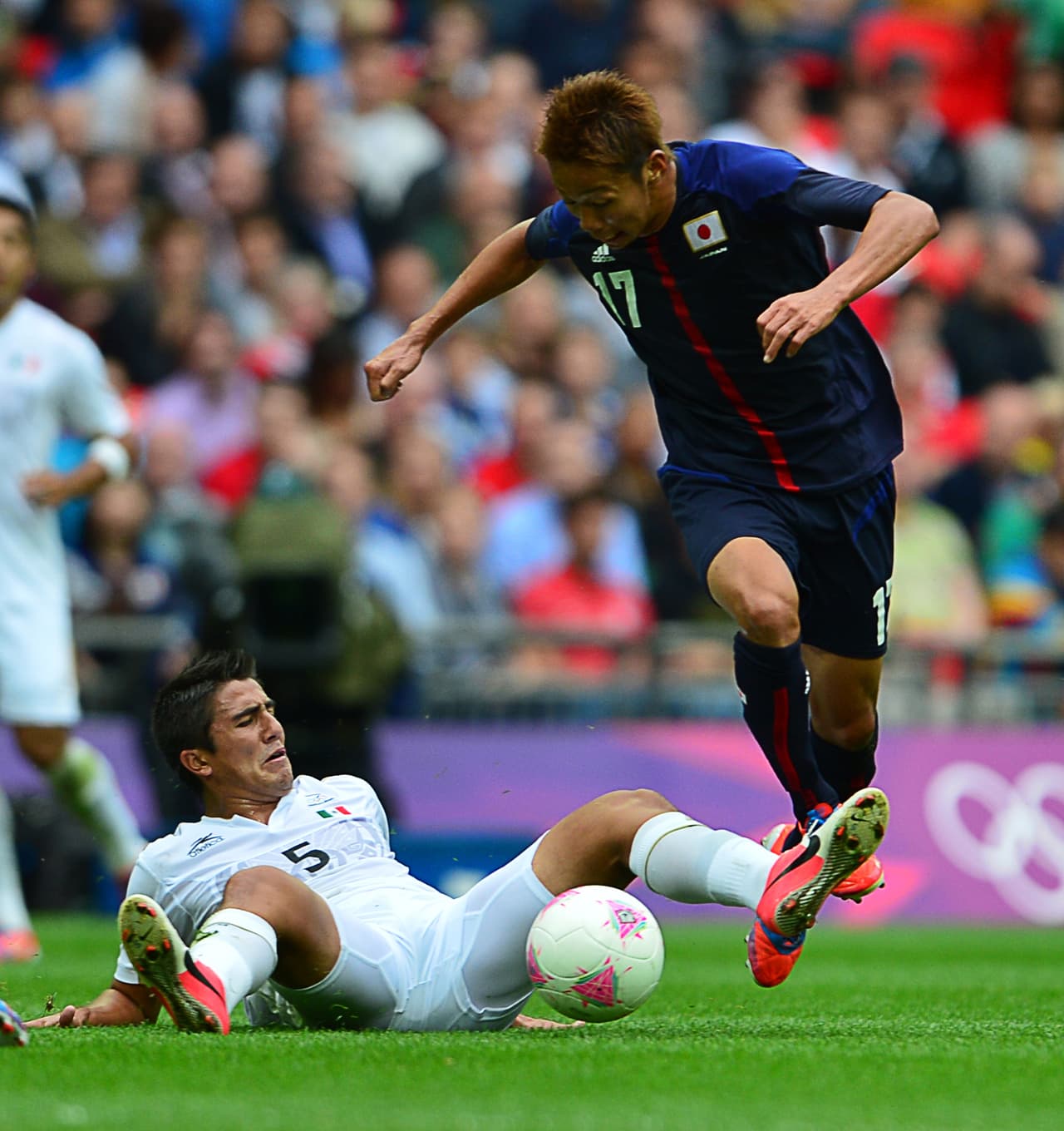 Ya en los Juegos Olímpicos se dio el lujo de neutralizar al japonés Hiroshi Kiyotake, quien después la rompió en la Bundesliga con el Nüremberg.