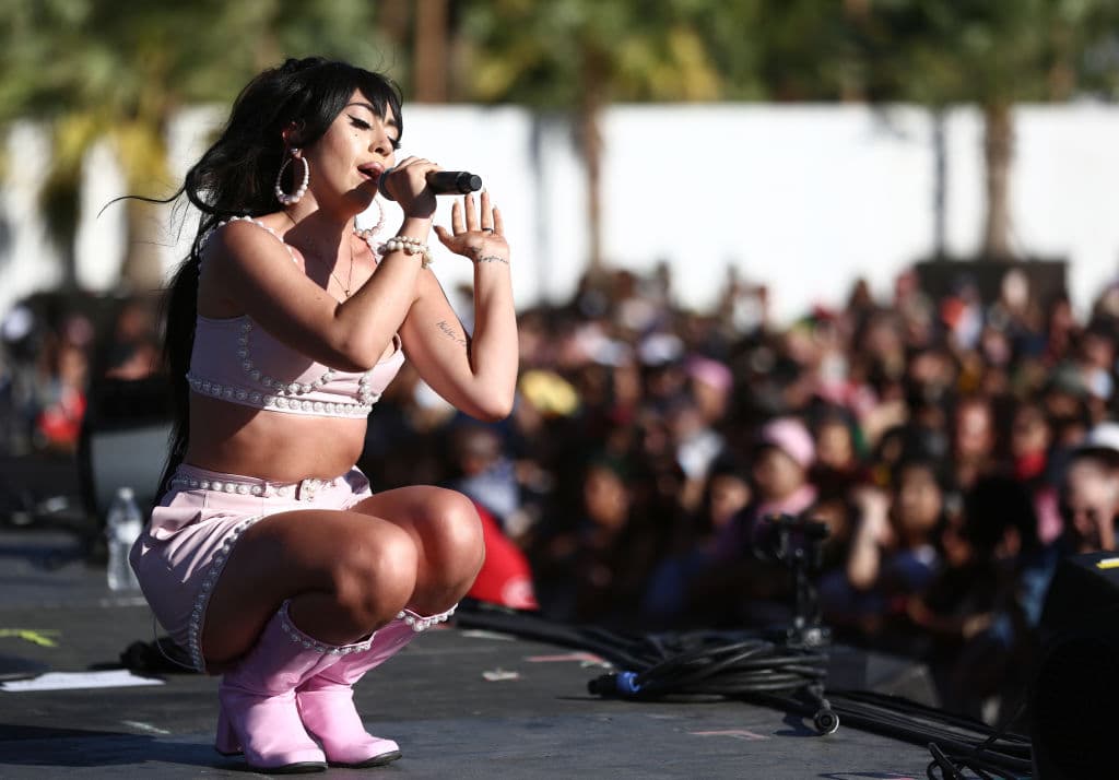 ‘Telepatía’ se encuentra en la segunda posición de la lista ‘Hot Latin Songs’, después de que se posicionara en el número 40 de la lista ‘Billboard Hot 100’.