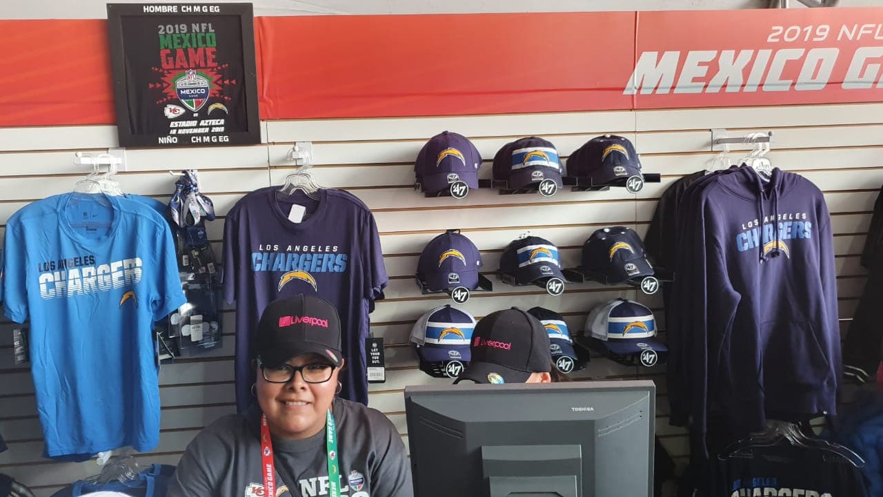 Aficionados aprovechan para comprar productos en la NFL Shop.