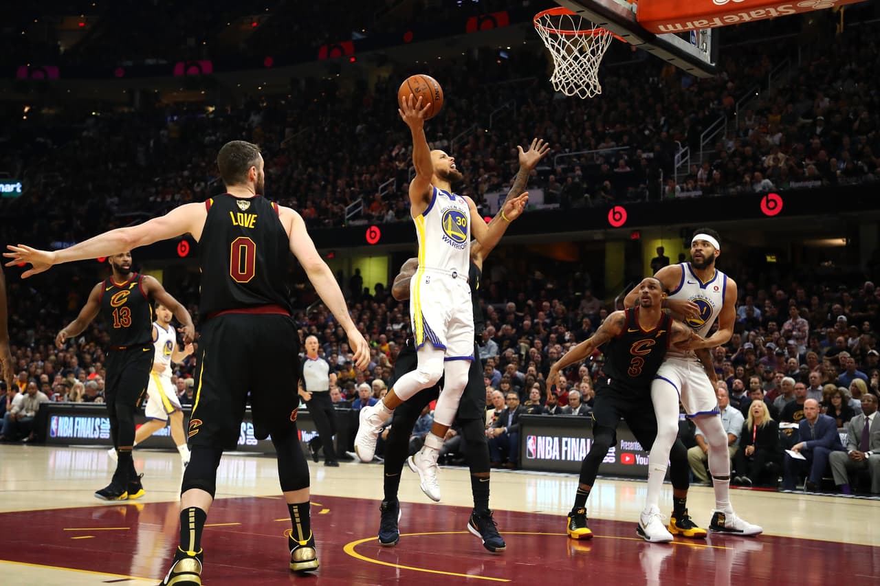 Stephen Curry fue dominante y su equipo se fue arriba 34-25 para meterle miedo a los de casa.