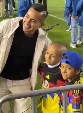 Pero se dio tiempo de tomarse fotos y convivir con aficionados