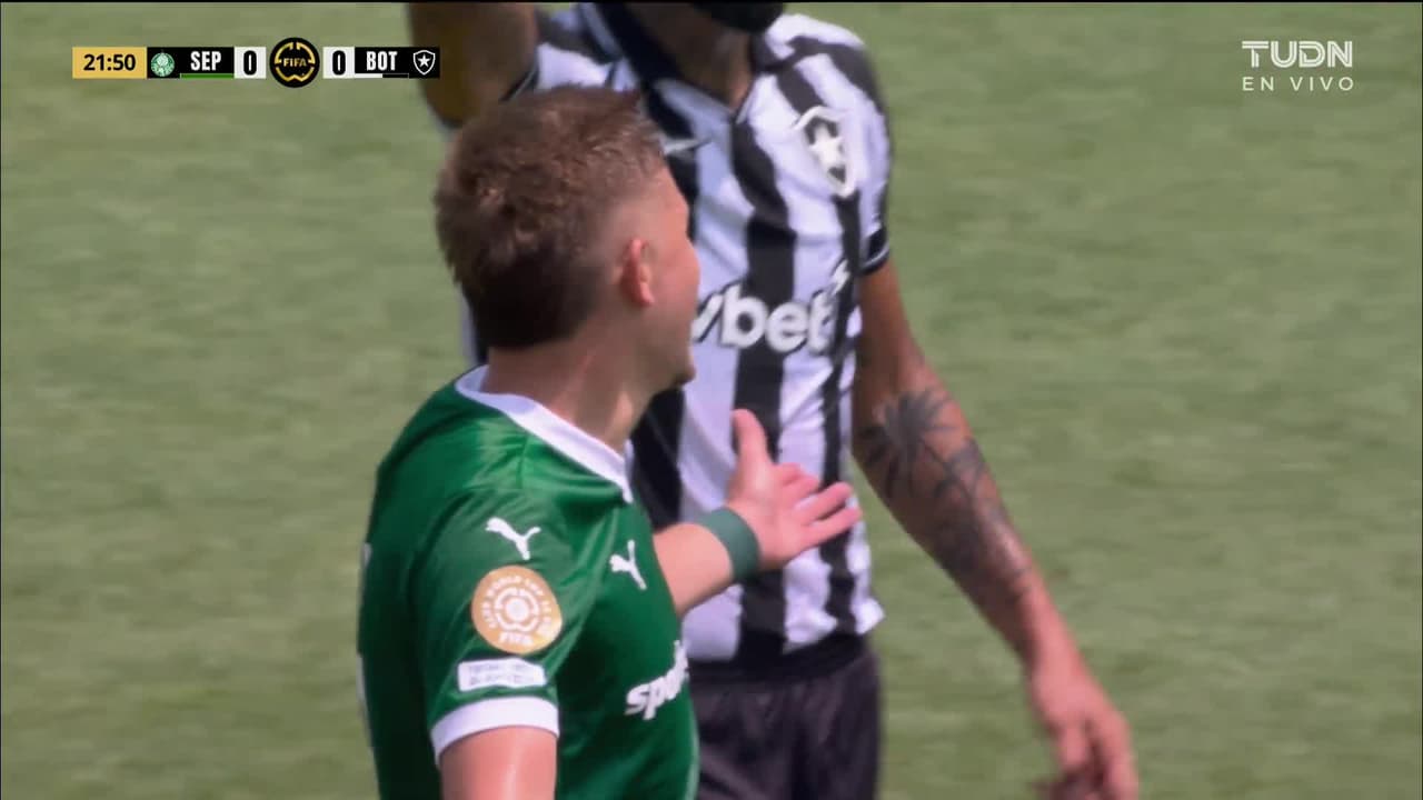 ¡Durísimo choque! Glay y Jesus tienen un fuerte contacto y se detuvieron las acciones