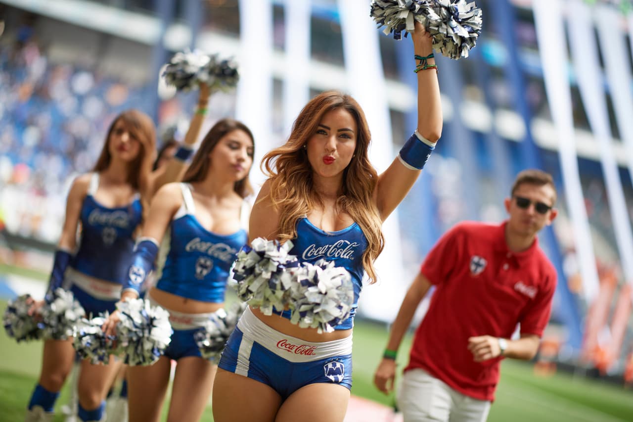 Las aficiones del Monterrey y de Tigres vivieron su propio partido en las tribunas y a las afueras del estadio. Estas son las mejores imágenes.