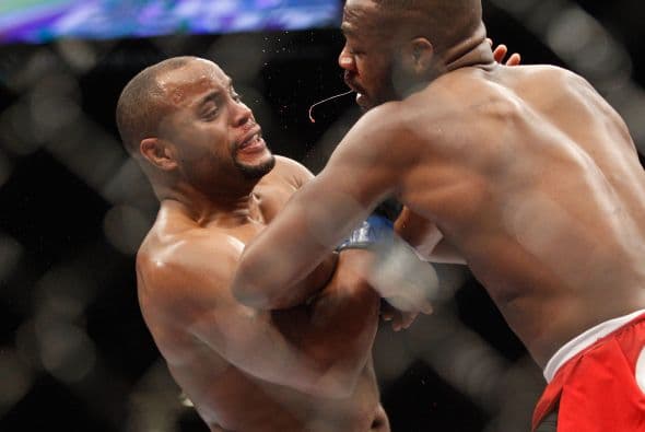 Jon Jones (20-1) vs Daniel Cormier (15-0) en peso semipesado. Jones demostró por qué es el mejor del mundo, no solo en su peso, sino libra por libra. El vencedor fue Jon Jones (21-1) por decisión unánime (49-46, 49-46, 49-46).
