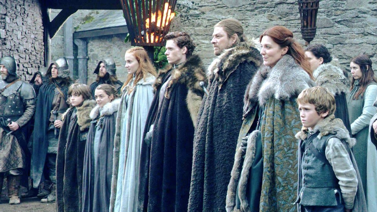 La familia Stark tiene cinco hijos: Robb, Bran, Rickon, Sansa y Aria. También se encuentra el hijo de Ned, Jon Snow (los bastardos toman este apellido).