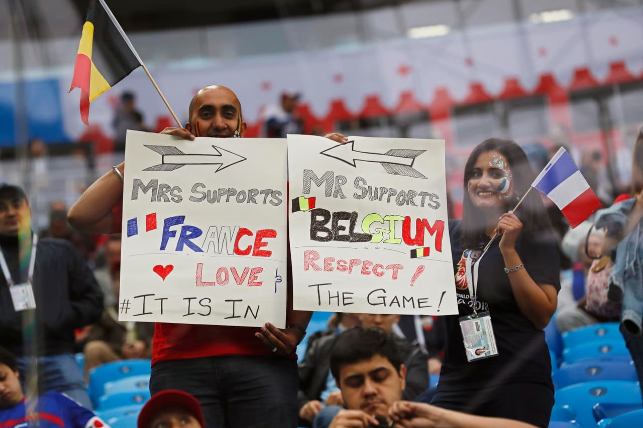 El colorido de los fanáticos de Francia y Bélgica en la semifinal de Rusia 2018 también tiene una muestra de la intensidad en la definición del primer finalista del Mundial.