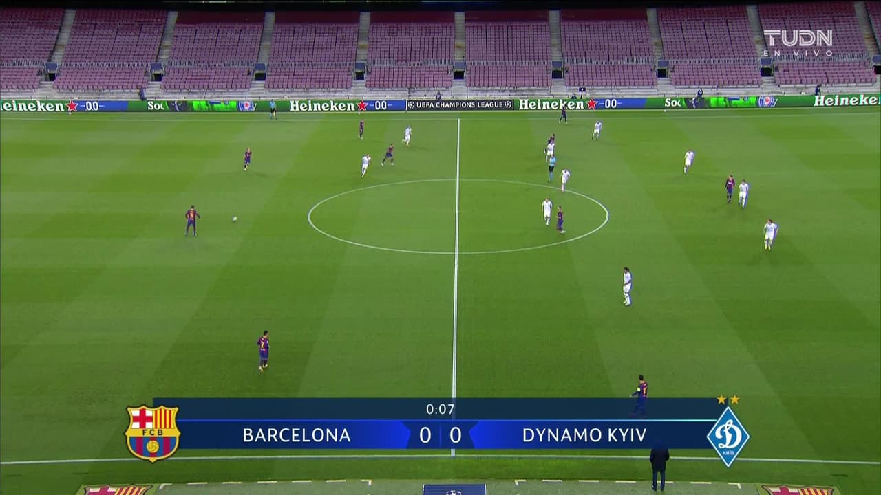 Arranca el partido y la pelota está en juego.