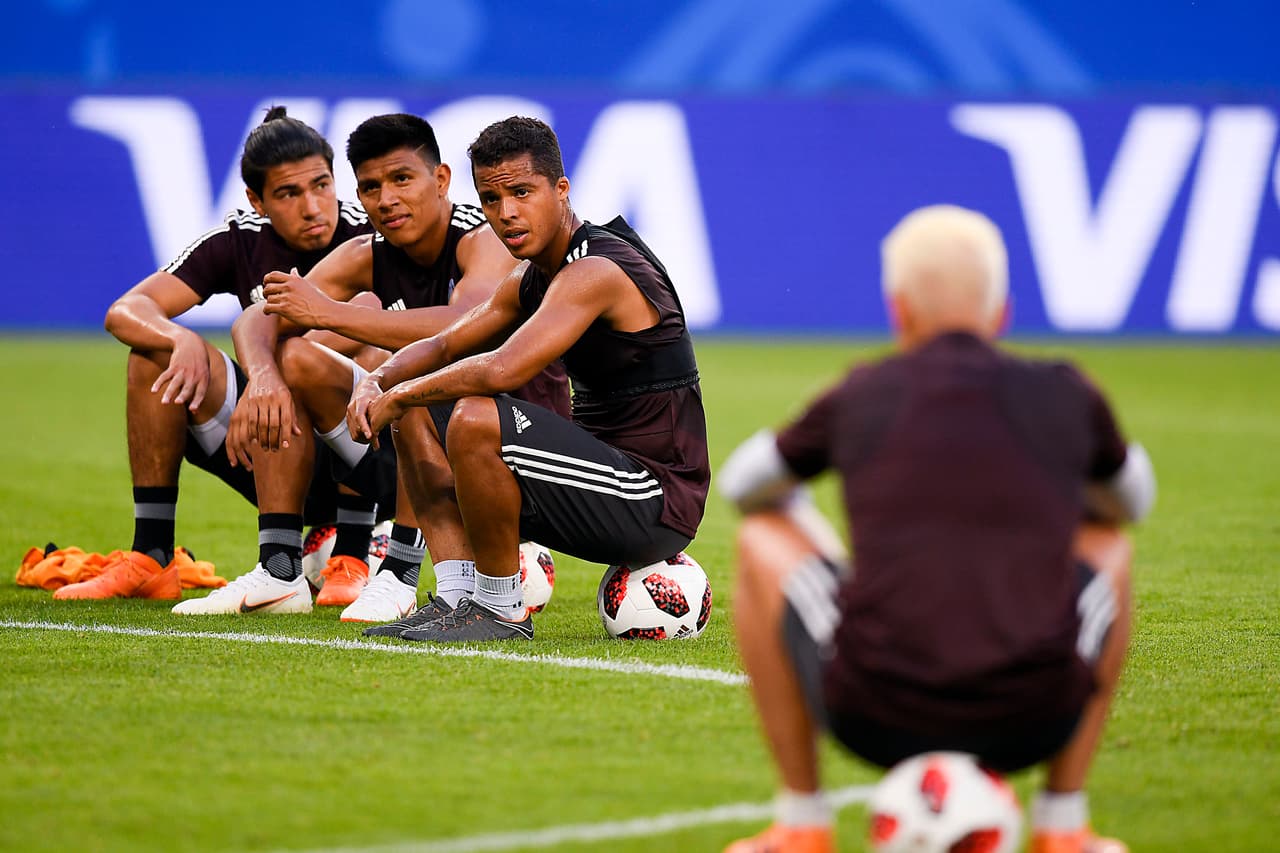 Sin duda, incluso entre sus compañeros, el nuevo color de cabello de Layún y Hernández resulta algo curioso.