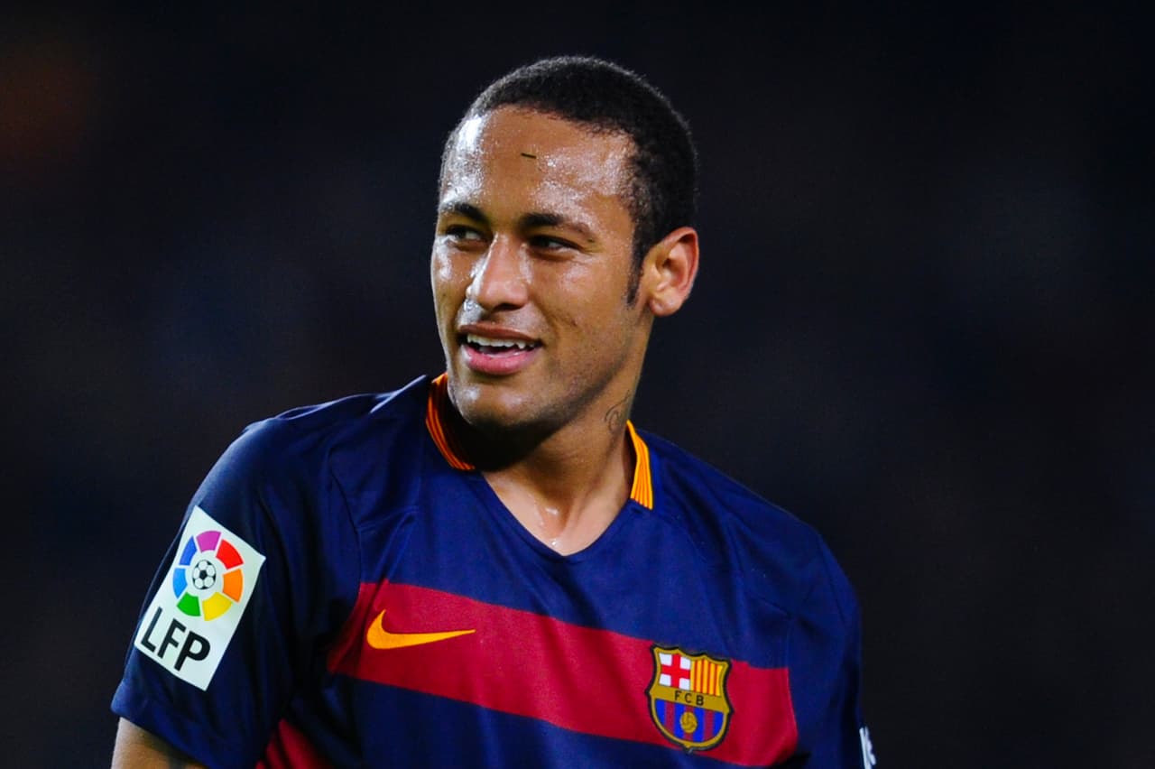 Incluso, en la imagen más parecida a la de sus inicios, se veía que lo menos que importaba a final de 2015 era su peinado. Ese año ganaron Champions League y Mundial de Clubes con Barcelona.