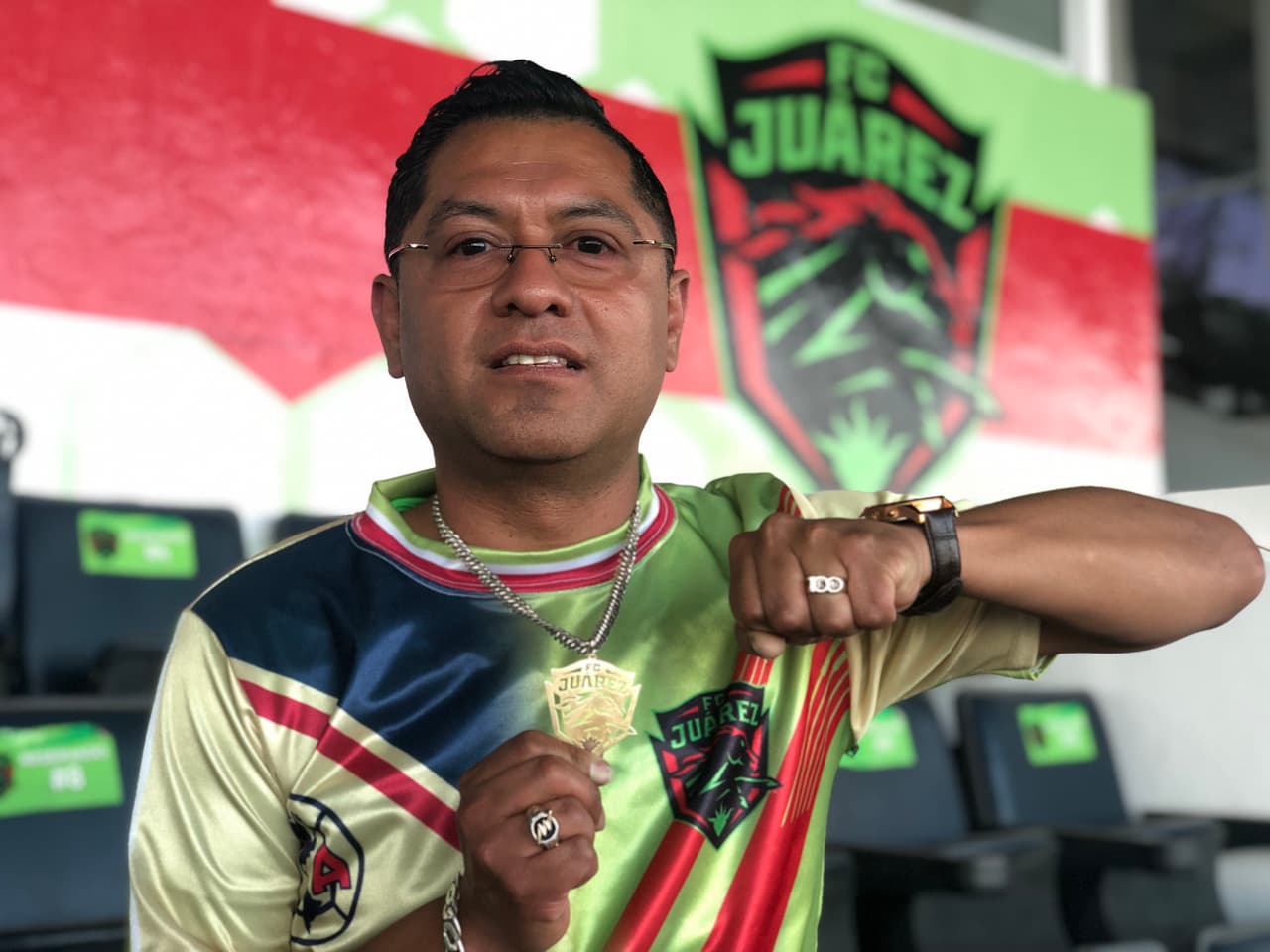 “Se la puse difícil al diseñador, pero me quedé sorprendido cuando vi el modelo. Ya después un amigo me tomó una foto, pero no contaba con que las redes sociales me iban a ser tan viral", comentó.