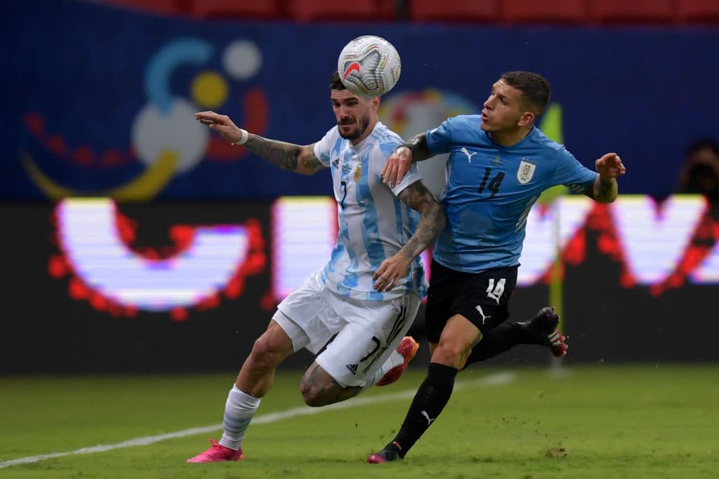 Con gran testarazo de Guido Rodríguez, Argentina logra vencer 1-0 a Urguay y comparten el liderato del grupo A junto a Chile.