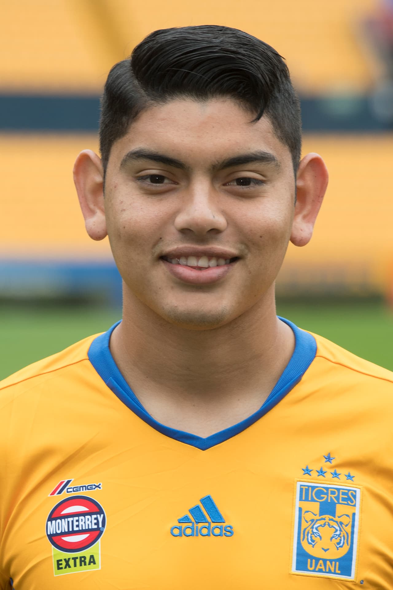 Con 17 años, el jugador fue llevado poco a poco en las inferiores de la UANL, quien a pesar de su gran calidad, no fue tomado en cuenta por Ferretti debido a su corta edad.