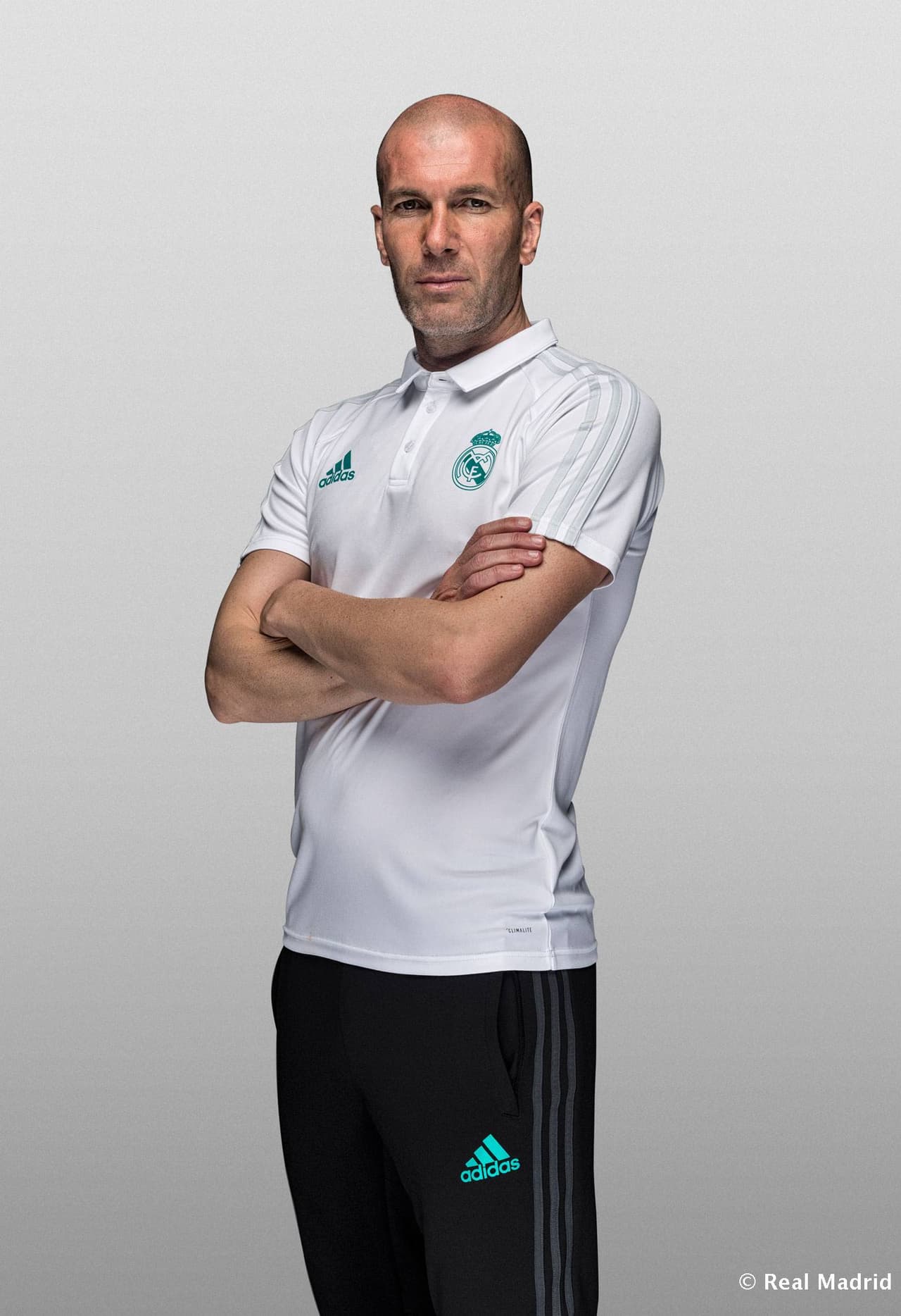 Así mismo, se hizo oficial la ropa de presentación. Una polo blanca y un pantalón oscuro para las concentraciones de La Liga.