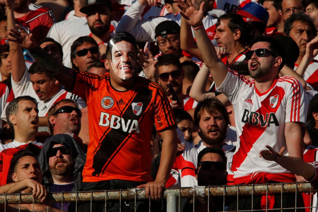 Los fanáticos de River Plate esperaron varias horas por la final de la Copa Libertadores contra Boca Juniors, juego suspendido luego de la agresión al vehículo del equipo Xeneize camino al estadio.