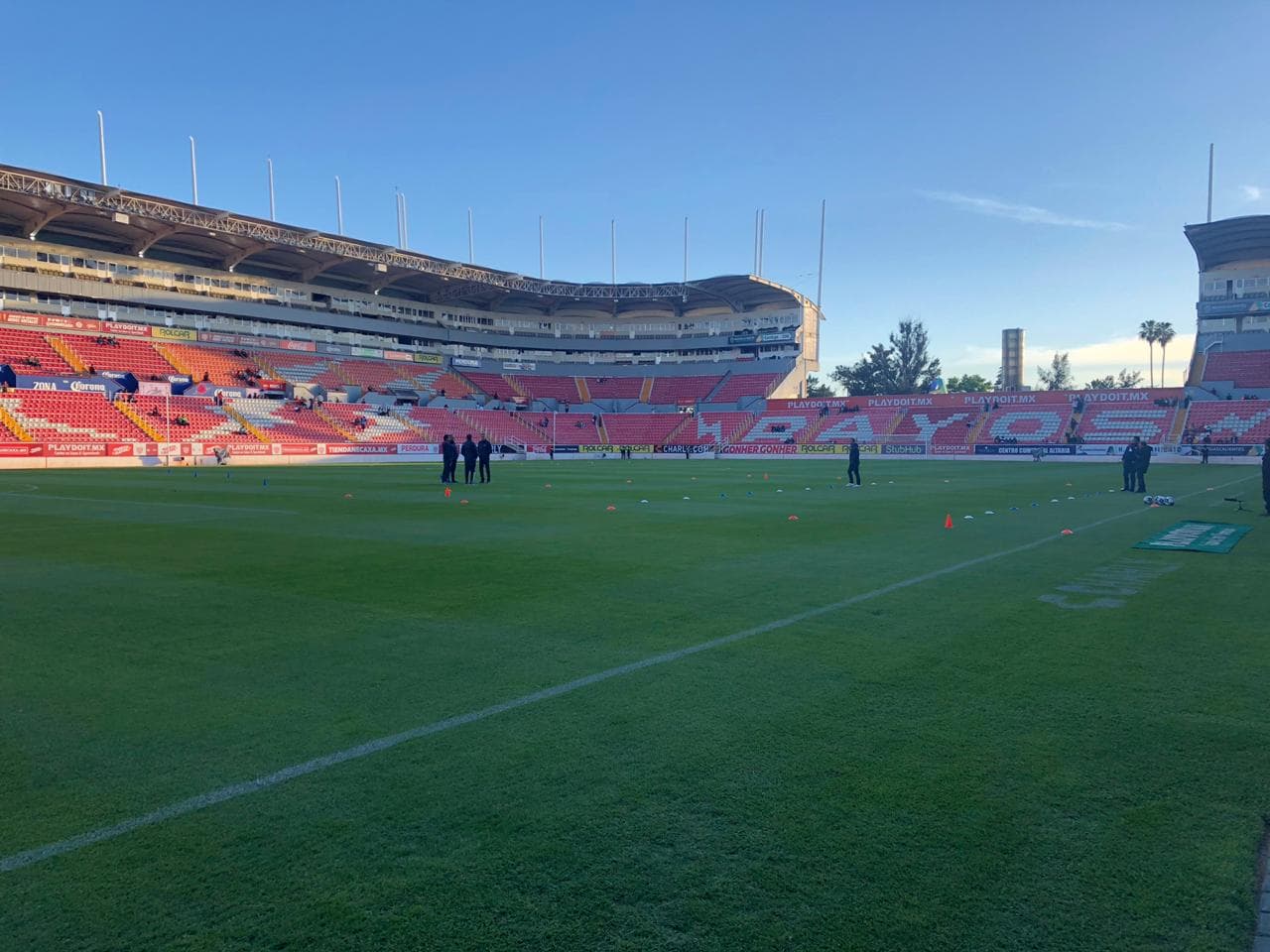 La gente comienza a llegar al Estadio Victoria para contemplar el encuentro amistoso entre Necaxa y Chivas.