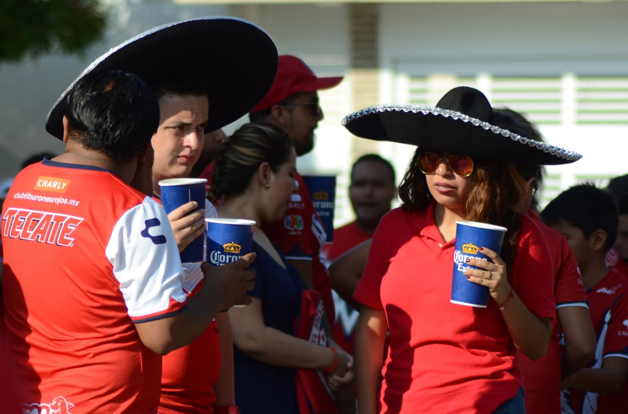 Los aficionados de los Tiburones Rojos se acercaron al Estadio Luis de la Fuente para apoyar a su equipo.