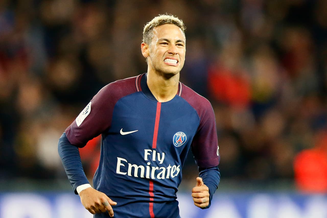 Neymar, de quien se espera ratifique con talento su multimillonaria contratación en PSG, tuvo su primera polémica al interior del equipo, las mismas que lo han perseguido en su carrera.