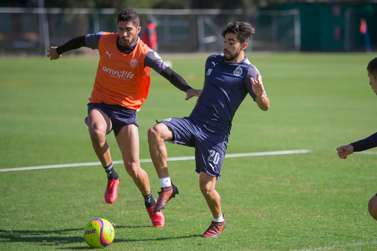 De hecho, Jair Pereira (izq.) es uno de los defensas que todavía no se recupera de lleno de una pubalgia.