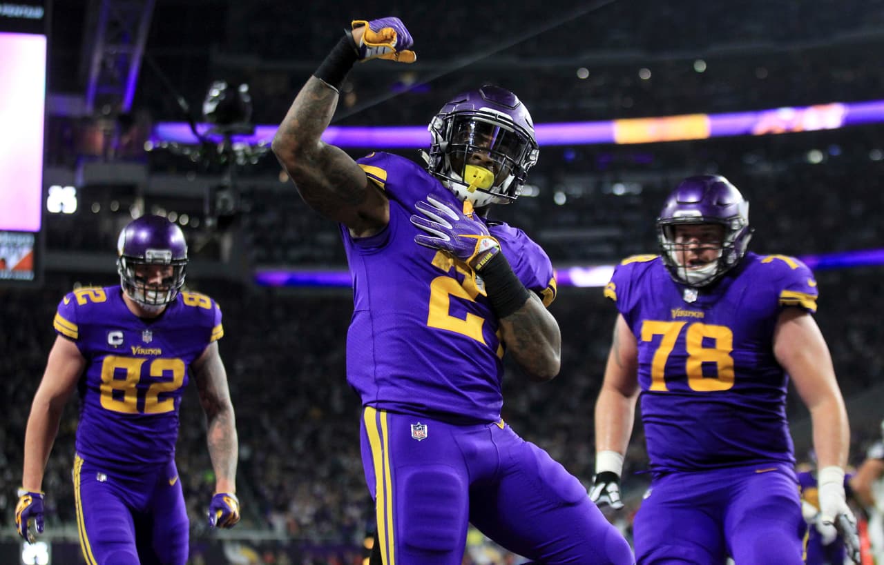 <b>MINNESOTA VIKINGS</b>
<br>La temporada pasada se quedaron a un triunfo de avanzar a los playoffs, pero la baja de juego tras la pérdida de Teddy Bridgewater les pasó factura y quedaron 8-8. Tienen una defensiva joven y talentosa que no será nada fácil de superar y un buen juego terrestre que podría meterlos en la pelea.