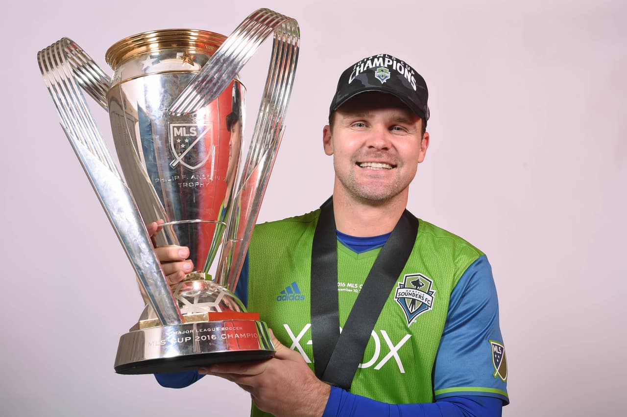 Chad Marshall y el trofeo de la MLS Cup, obtenido por Seattle Sounders FC en 2016.