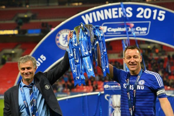 José Mourinho levanta la copa de campeón junto con el capitán John Terry.