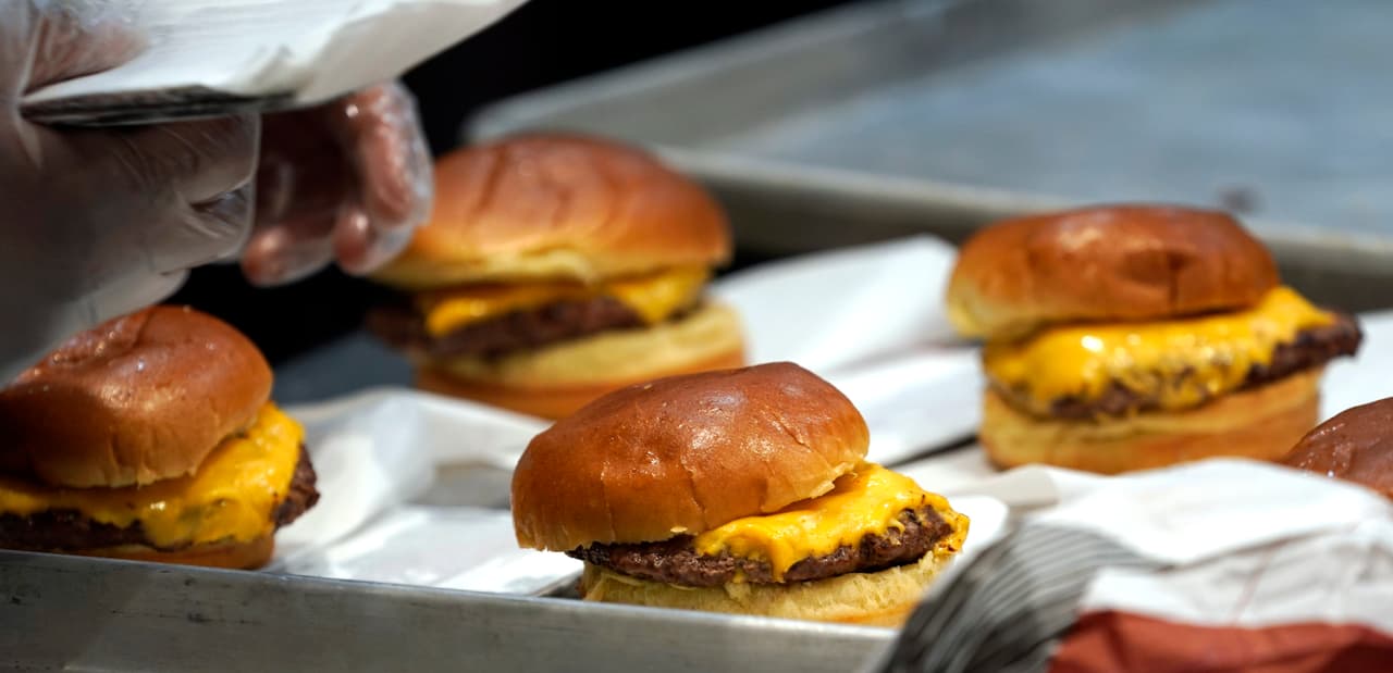 La Cheeseburger. SU costo es de 5 dólares y es de un tamaño no muy grande, en realidad es más orientada a los niños. Pan brioche alrededor de un buen trozo de carne a la parrilla y queso.