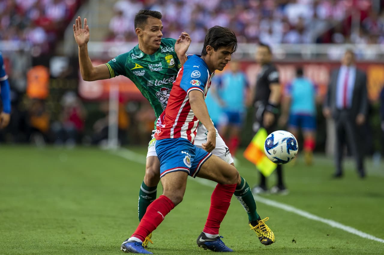 Chivas recupera el buen momento tras vencer con autoridad 2-0 a León y apunta al Clásico Tapatío ante Atlas.