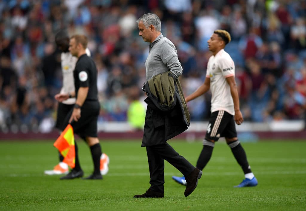 Con el marcador a su favor, Mourinho planteó un partido más seguro con la idea de llevarse ese triunfo, clave en estos momentos de tensión.