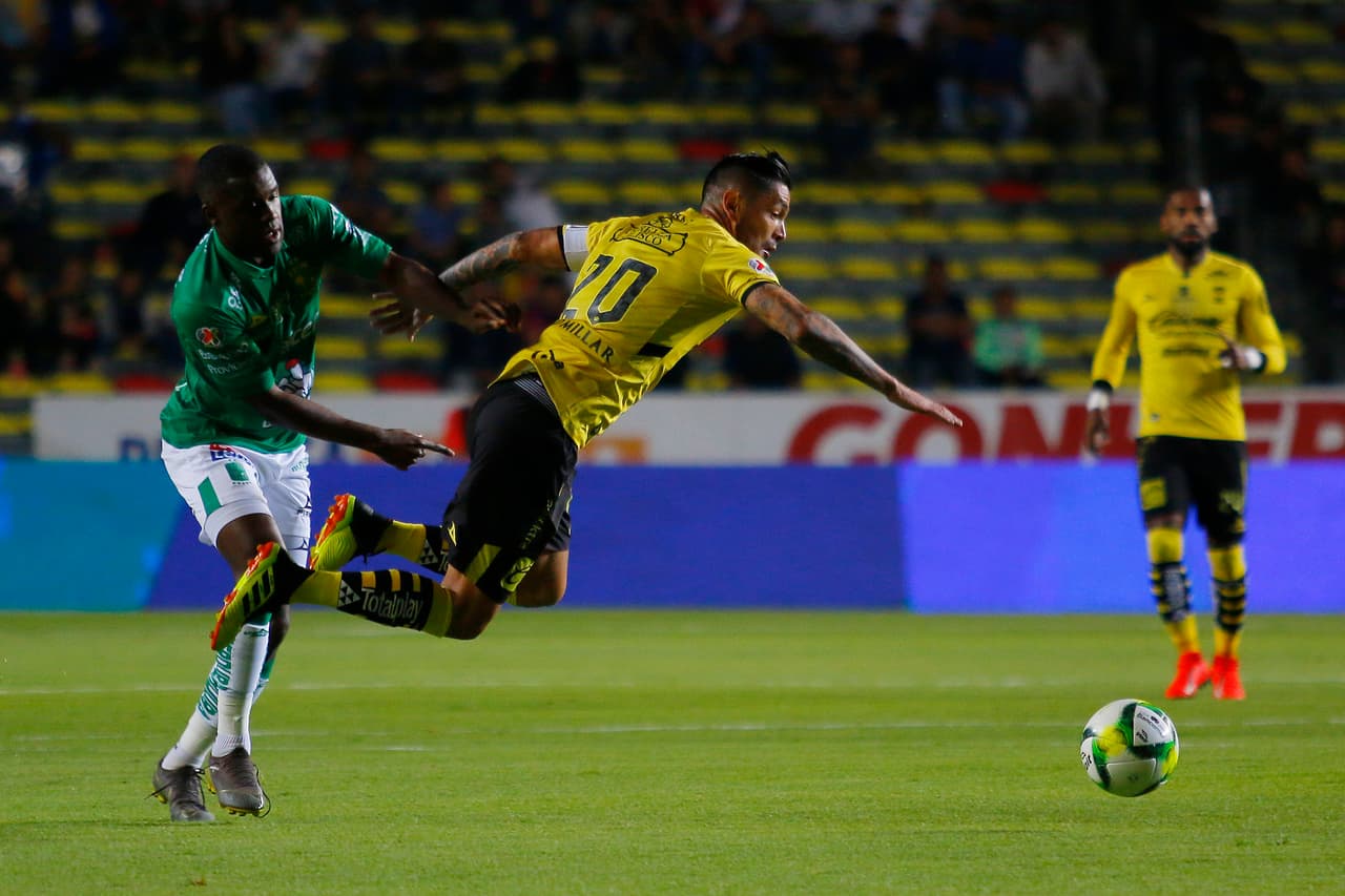 El partido se volvió de ida y vuelta, ambos intentaban atacar de forma insistente pero no llegaban con claridad al arco rival.
