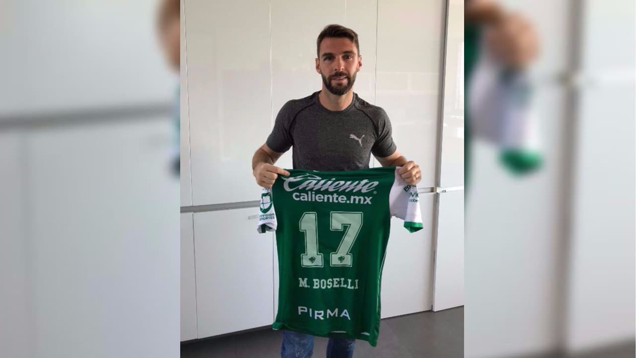Mauro Boselli asistió a los Reyes Magos para regalar una playera suya.