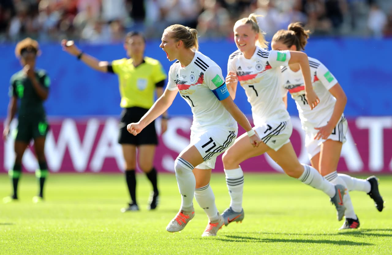 Bueno centro desde la banda izquierda de Lina Magull para que la delantera del Wolfsburgo se levantara entre la defensa nigeriana y celebrara el 1-0.