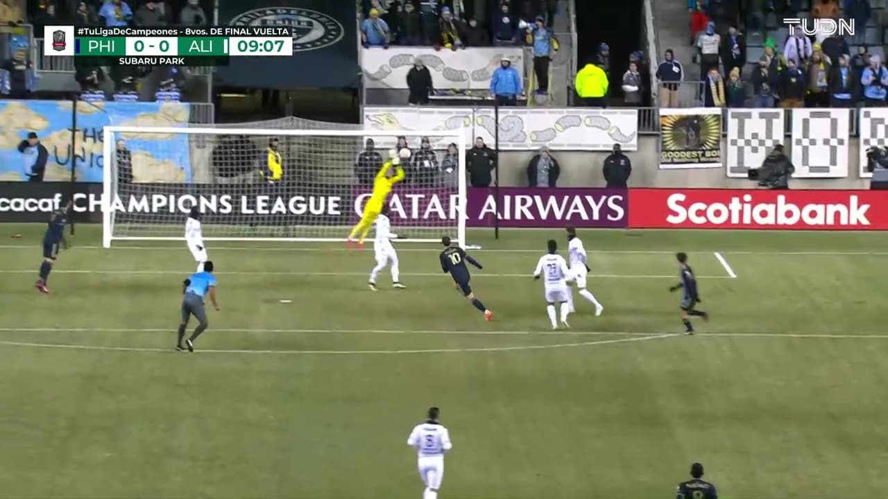 ¡Gran atajada! Cañonazo de Gazdag que desvía González