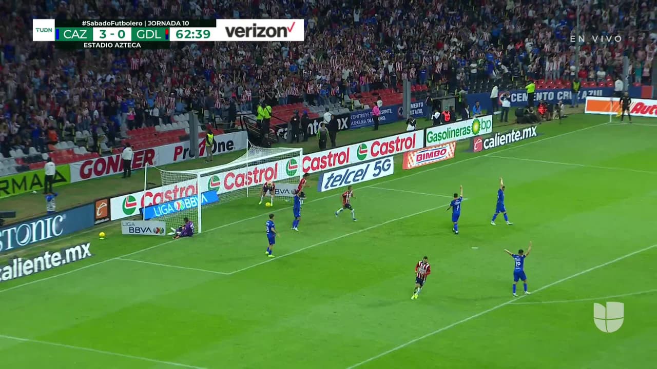 ¡GOOOL! Roberto Alvarado anota para Guadalajara.
