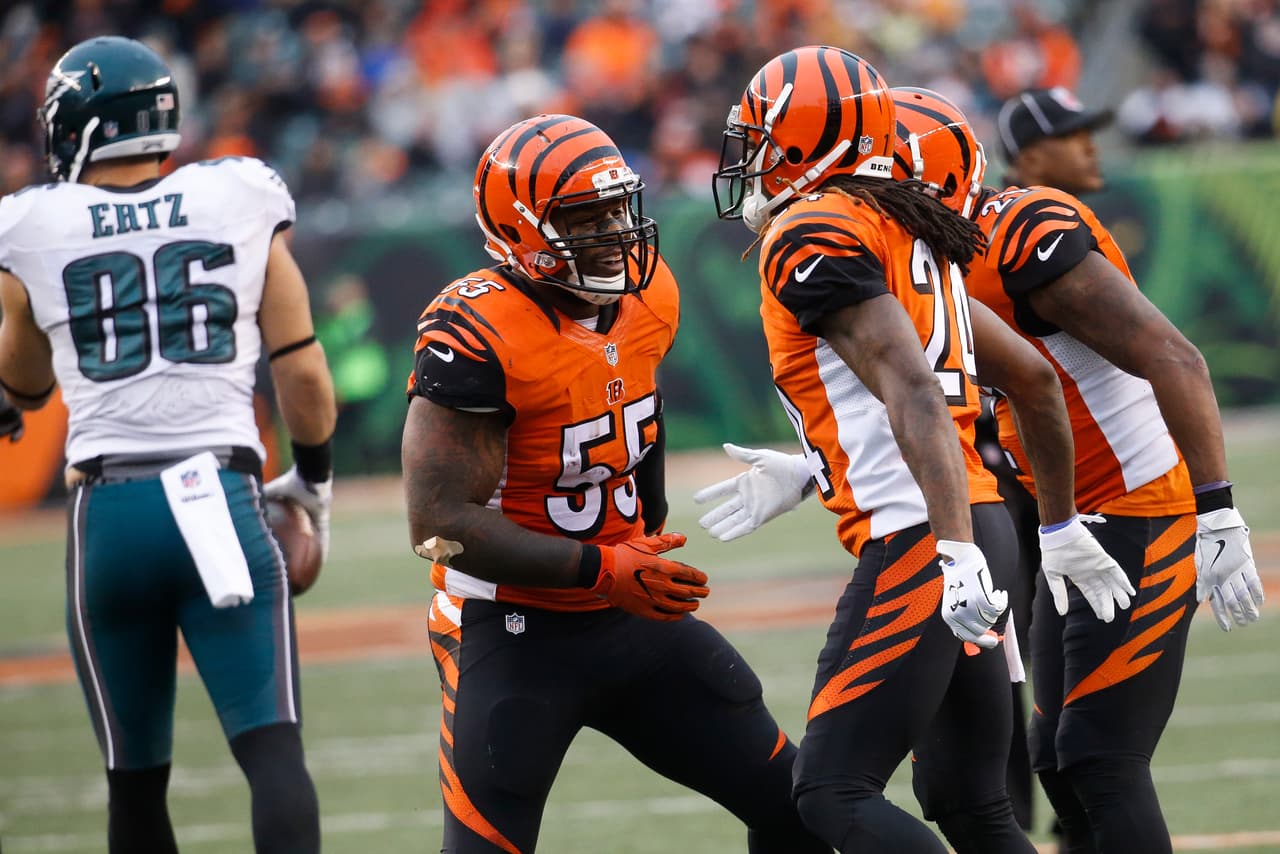 <b>Vontaze Burfict – OLB Cincinnati Bengals </b>
<br>El apoyador externo de los Bengals tuvo un partido estelar contra Philadelphia siendo uno de los factores para la paliza en Cincinnati. Burfict realizó 10 tacleadas en el encuentro asistiendo en dos más pero su mayor impacto vino en los robos de balón. El veterano de quinta temporada le hizo dos intercepciones a Carson Wentz, novato de los Eagles, que seguro terminó soñando al ‘55’ anaranjado. Cincinnati aplastó 32-14 a las Águilas y prácticamente sentenció sus aspiraciones de postemporada.