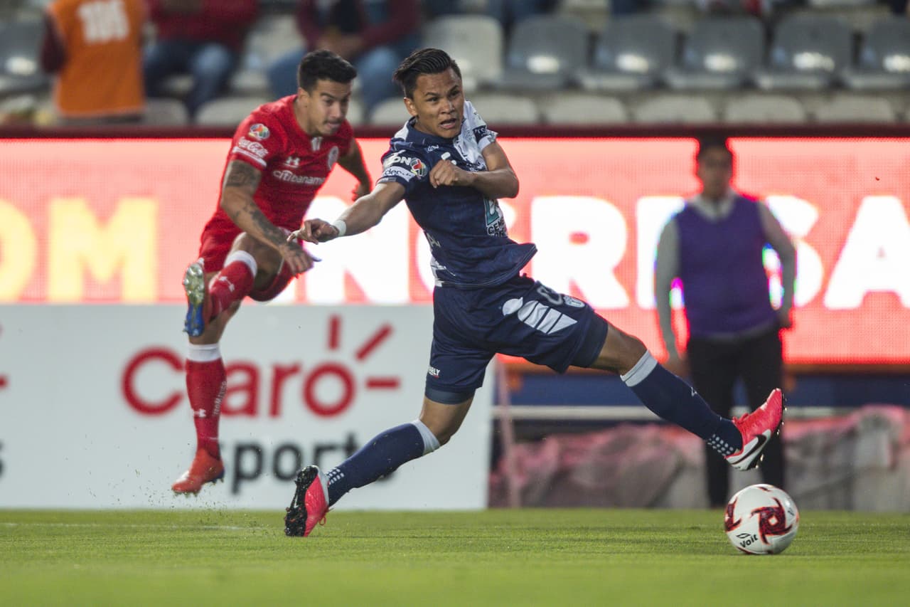 El jugador de Pachuca Dnil Maldonado trata de detener el disparo del jugador de Toluca.