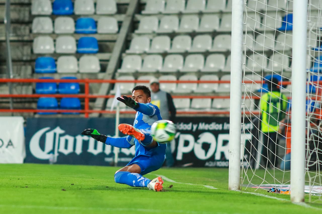 Al minuto 3 de partido se presentó un penal para el conjunto local y así ejecutó Franco Jara con potencia.