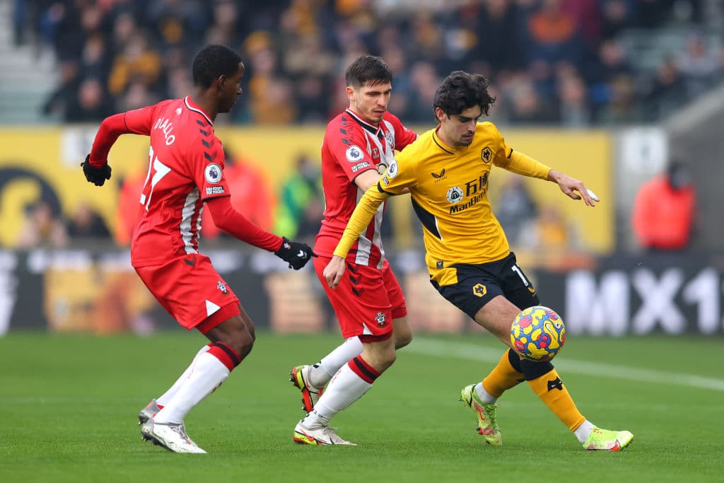 Con goles de Raúl Alosno Jiménez (37'), Conor Coady (59') y Adama Traoré (90+1'), el Wolverhampton le pega 3-1 al Southampton y consiguen tres importantes puntos.