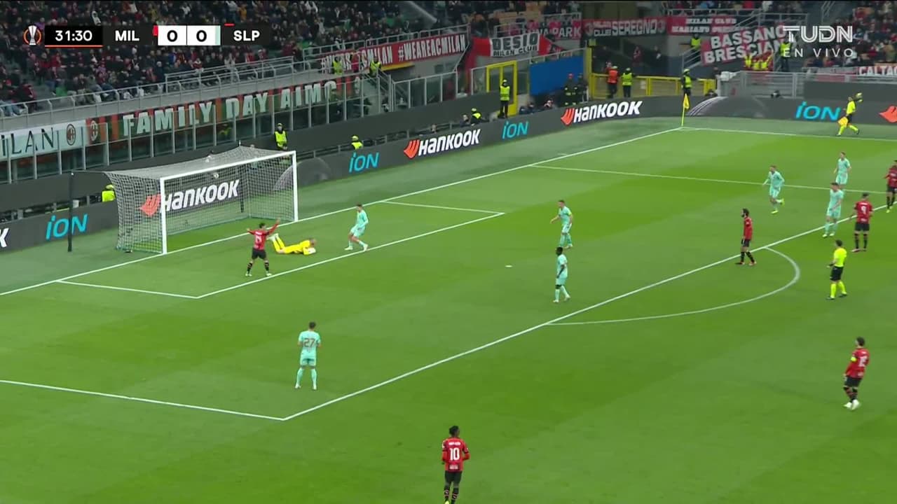 ¡TIRO ATAJADO! disparo por Olivier Giroud.