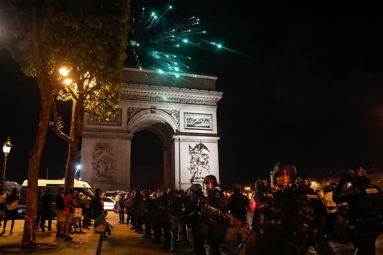 Miembros de la policía anti-motines de París vigilaron de cerca los festejos de Argelia.