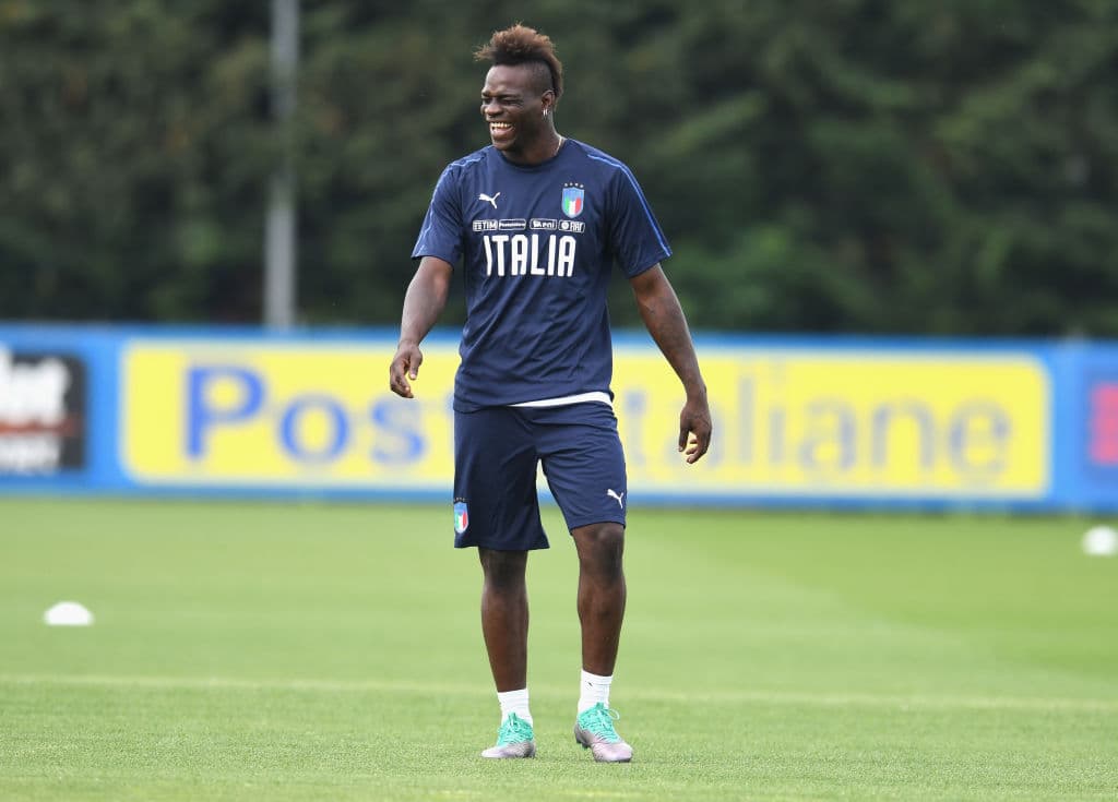 El internacional italiano Mario Balotelli, quien aún forma parte del Niza en la Ligue 1 francesa, estaría negociando con su actual club una renovación pero se suma a la puja el Olympique de Marsella.