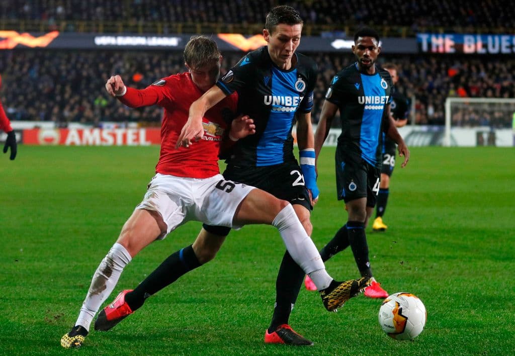 Ahora es Brandon Williams quien aprieta a Hans Vanaken para interrumpir su ataque por la banda. El Manchester United sufre al Brugge en los primeros minutos.