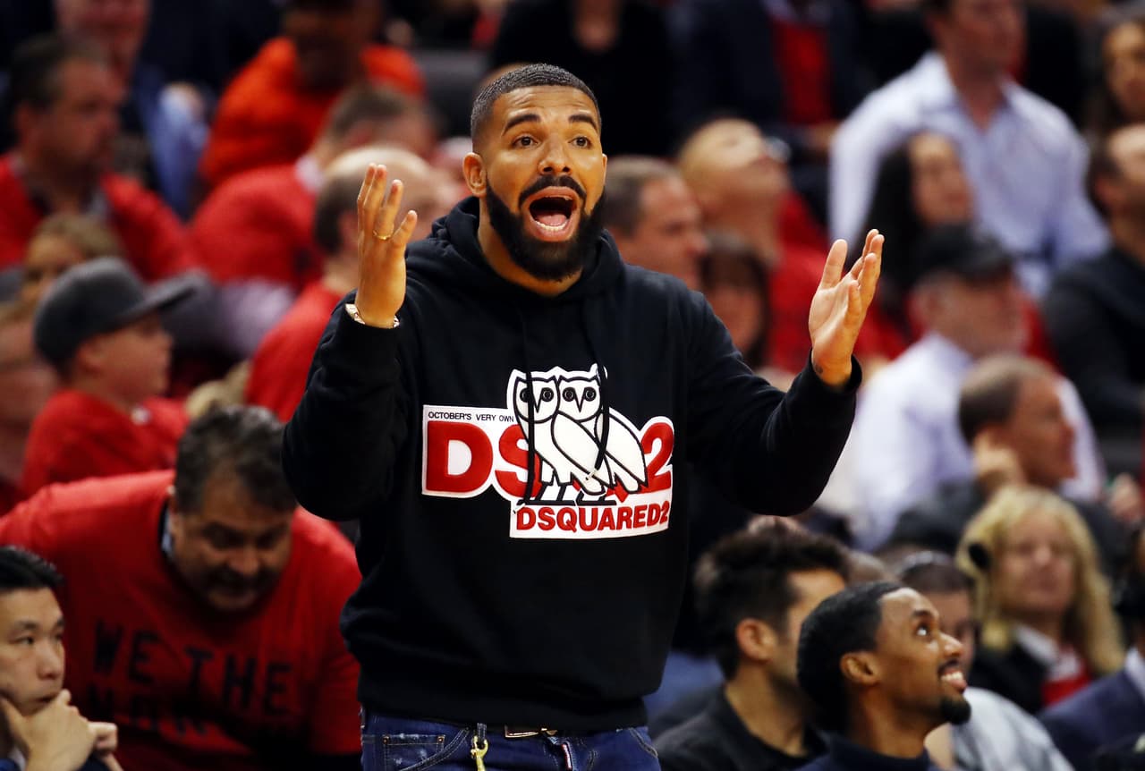 El rapero Drake, ferviente fanático de los Raptors, vivió con mucha pasión el Juego 4 de la Final de la Conferencia Este que dejó la serie igualada por 2-2. Los jugadas de Kyle Lowry, Kawhi Leonard, Serge Ibaka y Marc Gasol llevaron al artista a la emoción en el Scotiabank Arena. La ilusión por darle vuelta al global está más viva que nunca.