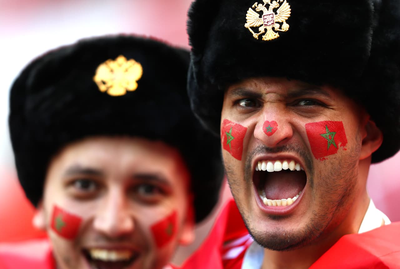 Las máscaras y demás atuendos de los fanáticos hacen parte del colorido en la fiesta del partido entre Portugal y Marruecos en la segunda fecha del grupo B del Mundial de Rusia 2018.