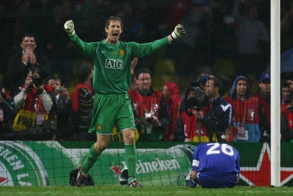 Van der Sar paró los tiros de John Terry y de Nicolás Anelka para que los 'Red Devils' levantaran la copa.