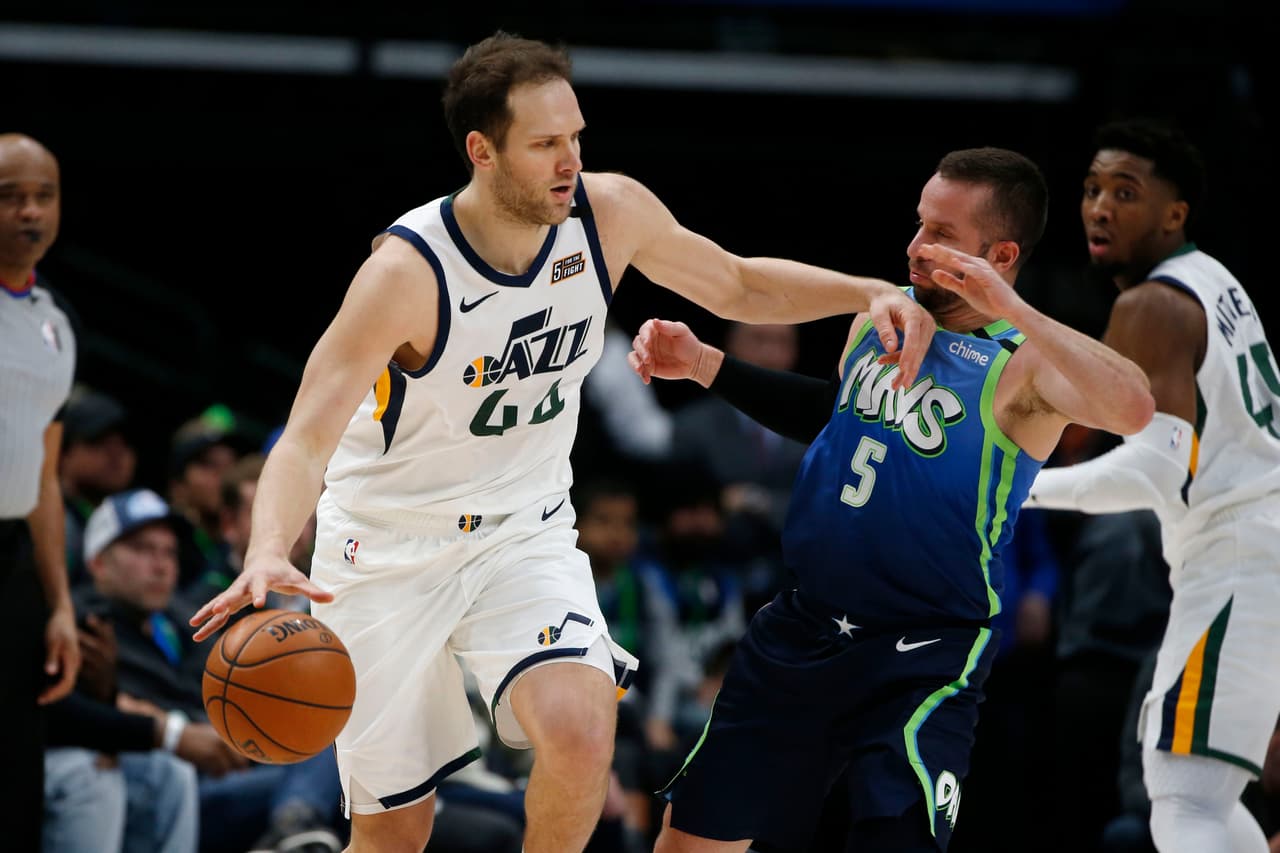El delantero del Utah Jazz Bojan Bogdanovic avanza con la pelota controlada sobre la marca del guardi a de los Dallas Mavericks J.J. Barea.