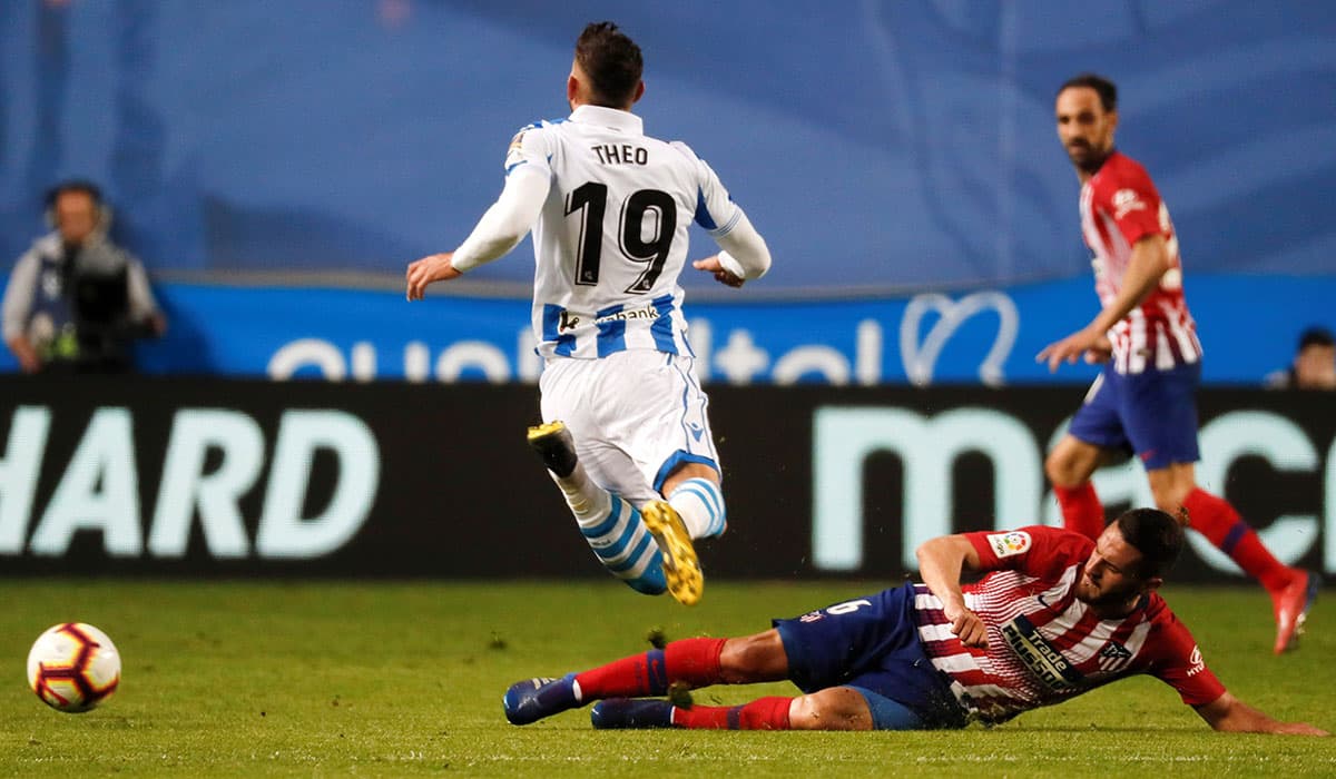 Muy temprano se quedó con 10 hombres el Atlético, luego que Koke (derecha) viera la tarjeta roja por doble amonestación al minuto 62.