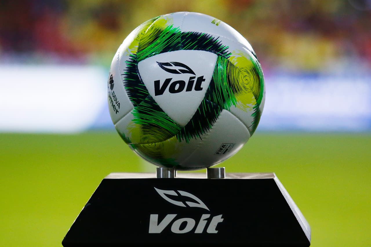 El balón oficial de la Liga MX listo para rodar en el inicio del Clausura 2019 entre Monarcas Morelia y Toluca, que incluyó la despedida de Carlos Morales.