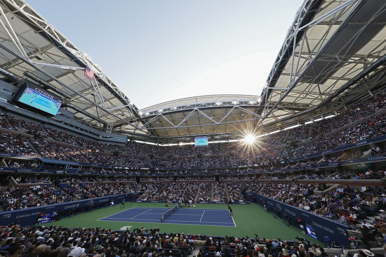 El estadio Arthur Ashe vivió un a tarde para la historia y en las tribunas múltiples celebridades se dieron cita para disfrutar de la misma.
