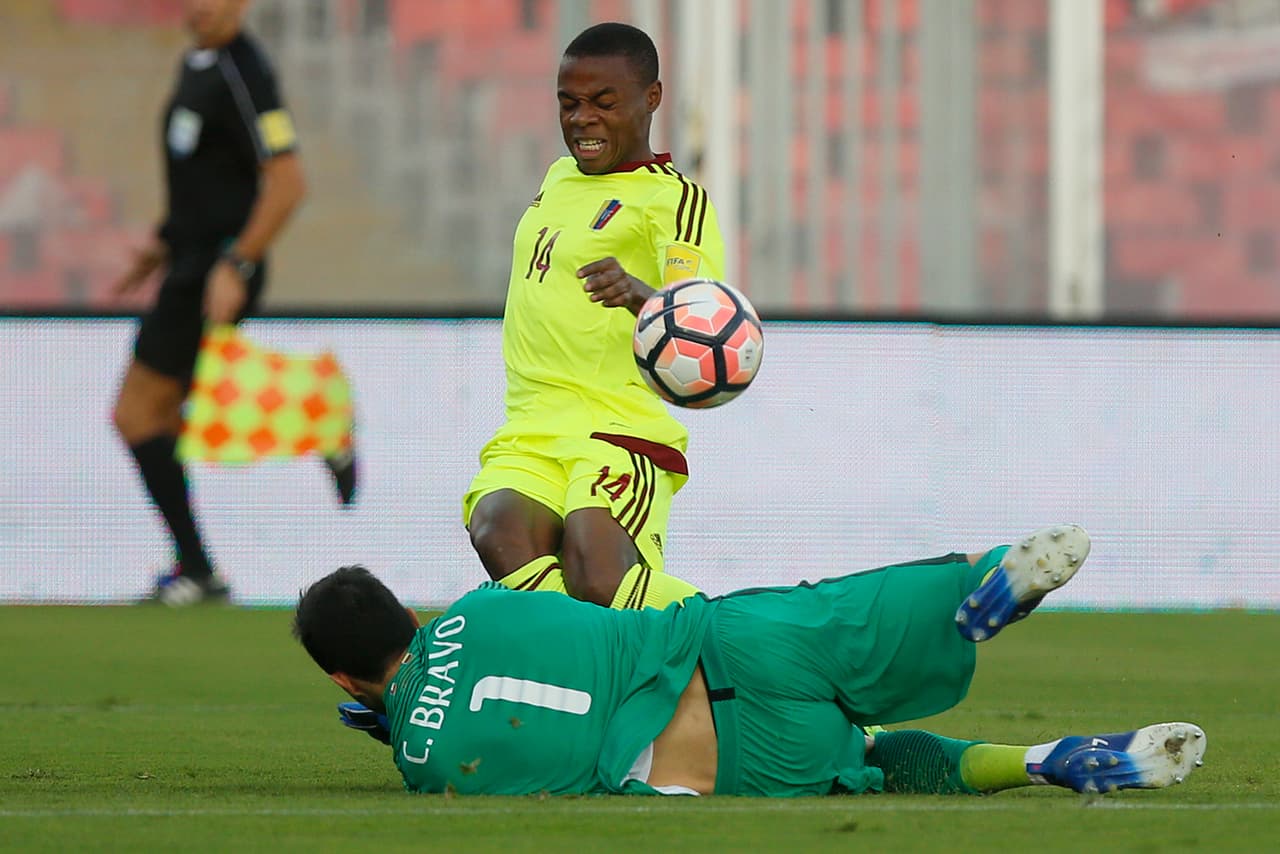 Venezuela tuvo el manejo del balón pero no fue contundente al acercarse al arco de Claudio Bravo.
