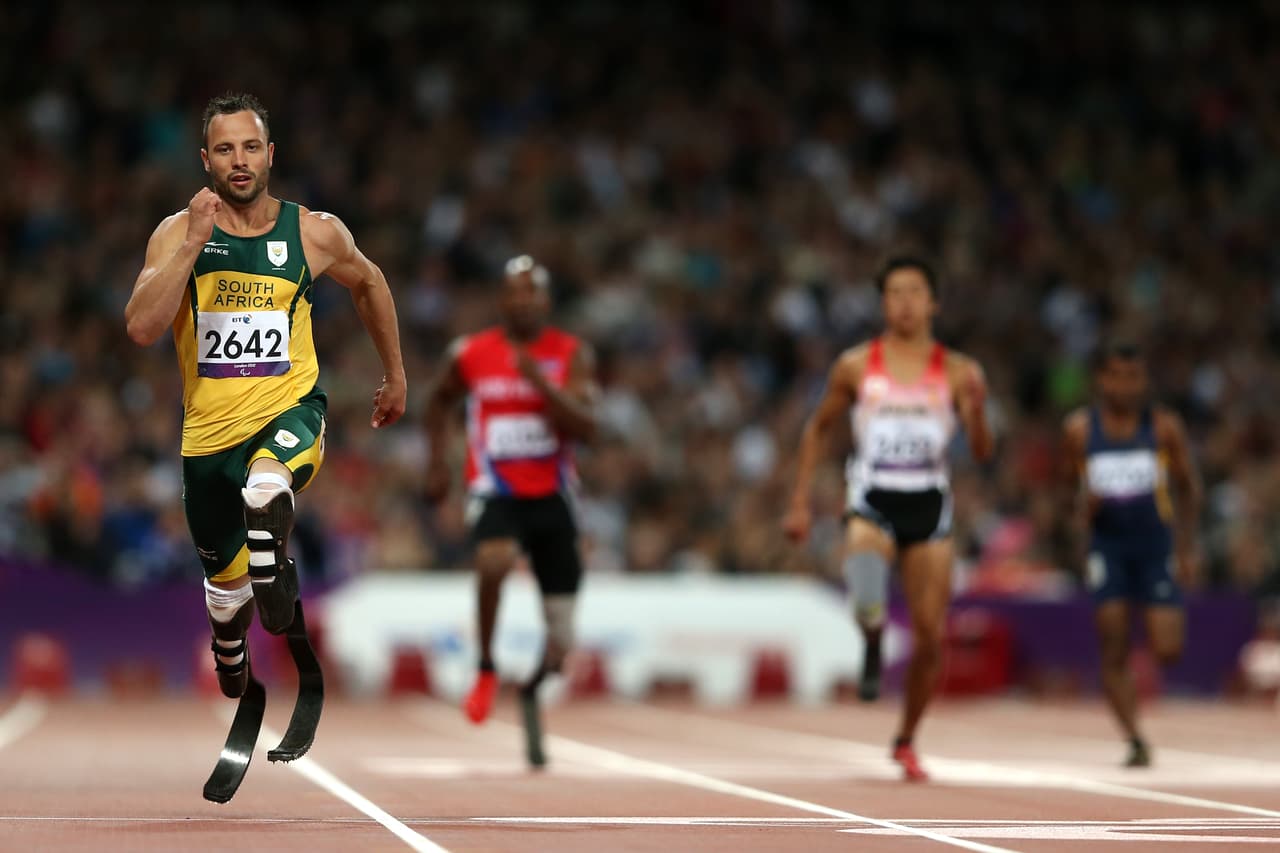 El 14 de febrero de 2013, el atleta paralímpico Oscar Pistorius fue acusado de asesinar a su novia, la modelo Reeva Steenkamp. La defensa del corredor argumentaba que la había confundido con un ladrón.